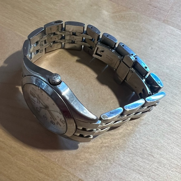 Victorinox Swiss Army Watch (Silver Face) - Picture 4 of 5